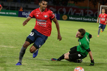 Gilbert Álvarez  esquiva al meta de Aurora.