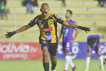 Jair Reinoso, de The Strongest, celebra su gol.
