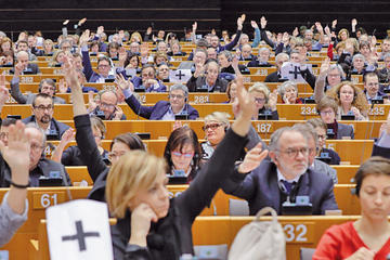 Vista general del hemiciclo durante una sesión donde el pleno del Parlamento Europeo vota una resolución sobre la crisis