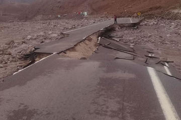 La carretera chilena fue afectada por la bajada del agua.