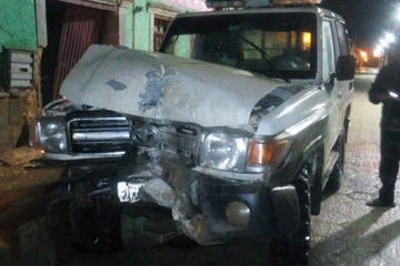 Vehículo policial destruye parcialmente un inmueble