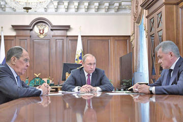 Al centro, el presidente ruso se reune con sus ministros Serguéi Lavrov y Serguéi Shoigú.