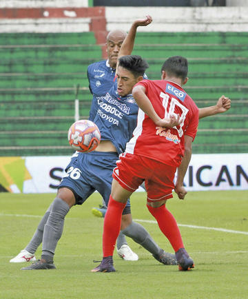 Carlos Pérez se enfrenta a Yoni Ángulo por  el balón.