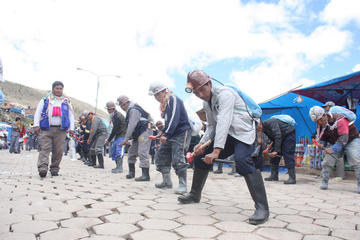 Los trabajadores de las minas bajan de los yacimientos bailando.