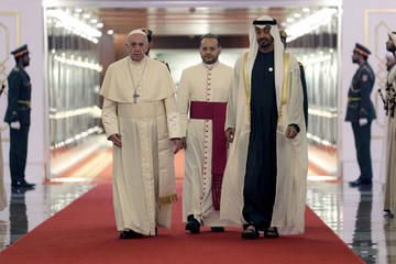 El Papa llega a Emiratos Árabes y transmite un mensaje de paz