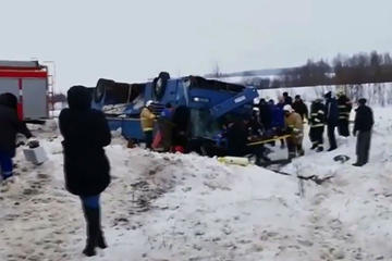 Vuelco de autobús con niños deja siete muertos en Rusia