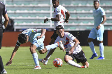 Miguel Quiroga (d) derriba a su rival.