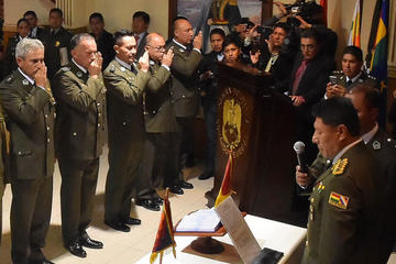 El coronel Williams Villa (primero izq) es el jefe policial de Potosí.