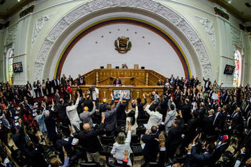 Parlamento venezolano presiona a Maduro para que deje el poder