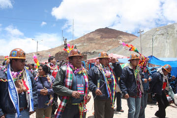 Los cooperativistas mineros durante una anterior entrada.