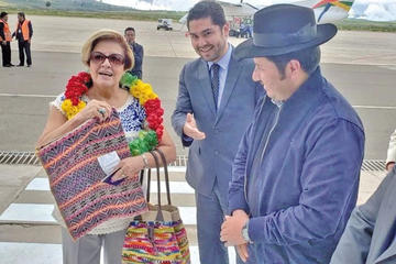 La vicepresidenta de la Comisión, Esmeralda Trotti, junto a funcionarios.