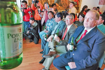Las autoridades degustaron el producto.
