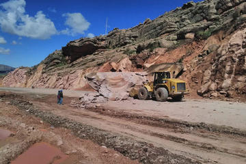 La caída de rocas cerró un tramo de la Diagonal Jaime Mendoza.