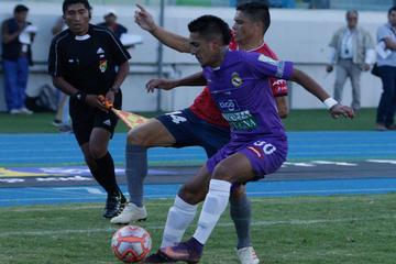 Edwin Rivera, de Real, lucha por el balón con un rival aviador.