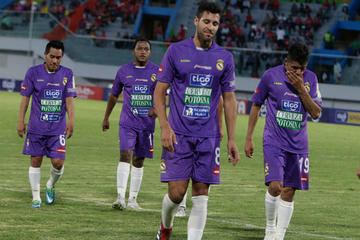 Los jugadores lilas lamentan la derrota.