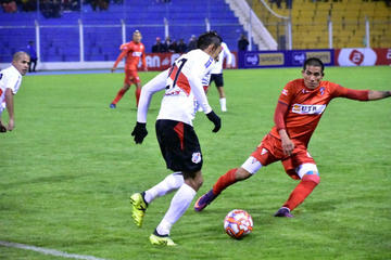 Diego Navarro trata de pasar a su marcador.