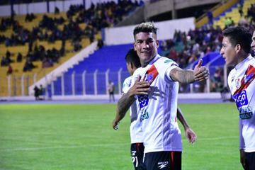Nicolás Royón festeja el segundo tanto de los locales.