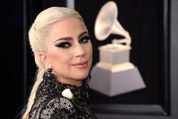 Lady Gaga actúa  en los Grammy