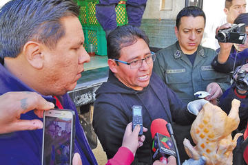 Muestran los pollos en "mal estado".