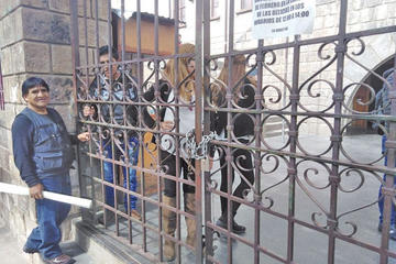 La puerta de la UATF fue cerrada y casi se producen agresiones físicas.