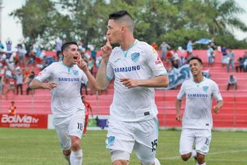 Juan Miguel Callejón festeja el único gol del cotejo.