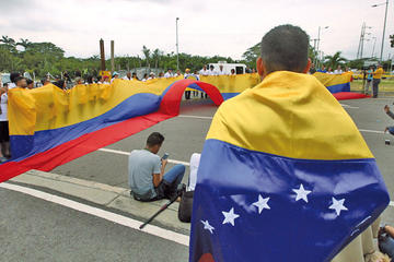 Maduro y Guaidó miden fuerzas y convocan apoyo de seguidores