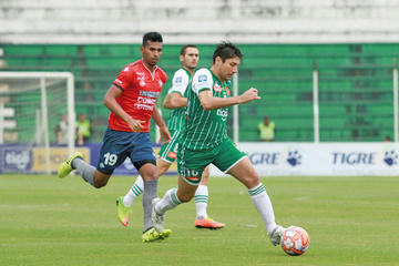 Ronald Raldes sale con el balón ante la presión de Gilbert Álvarez.