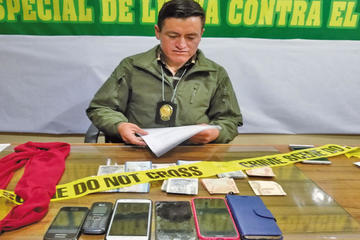 El jefe policial muestra los objetos secuestrados.