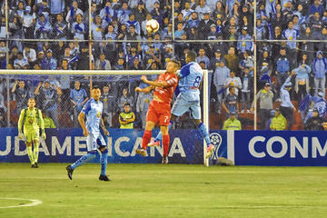 Leonel Quiñonez (d) del Macará de Ambato disputa el balón con Marcelo Aguirre.