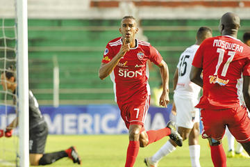 El jugador Thiago Ribeiro festeja el gol del empate.