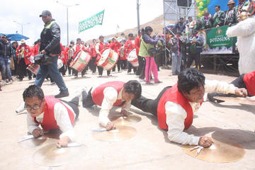 Las bandas son un espectáculo aparte.