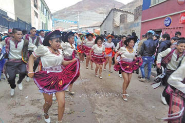 Los bailarines de Salay hicieron retumbar el piso.
