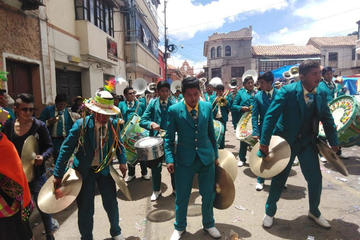 Las mejores bandas acompañaron a los grupos de danzarines.