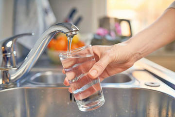 La gente toma en su casa agua potable de la laguna Chalviri