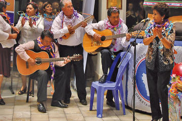 La fiesta se caracteriza por la alegre música.