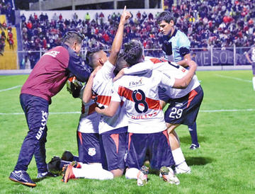 Nacional se adueña del clásico y es líder del torneo