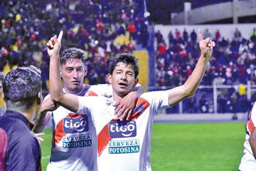 Miguel Quiroga abraza a Edson Pérez tras el tercer tanto.