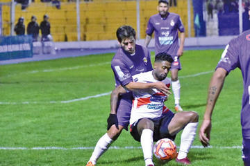 Juan Pablo Alemán marca a Harold Reina.