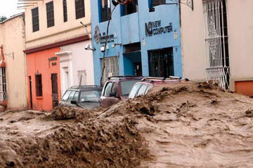 Las lluvias en Perú aún  causan desborde de ríos y carreteras destruidas