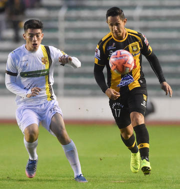 José Rodríguez y Marvin Bejarano pugnan por el balón.