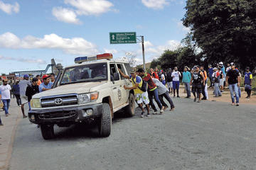 Una ambulancia que transporta a personas heridas producto de la confrontación.
