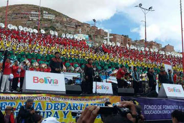 Bandas dan inicio a Carnaval boliviano