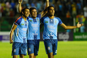 Los jugadores cruceños celebran el triunfo.