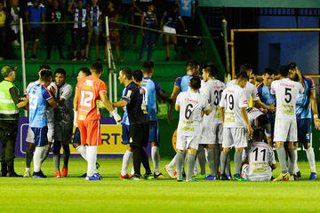 Al final del partido hubo reclamos de los jugadores lilas.
