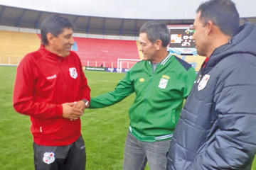 De izq. a der. ALberto Illanes, Mauricio Soria y Marcos Paz hablan antes del partido.