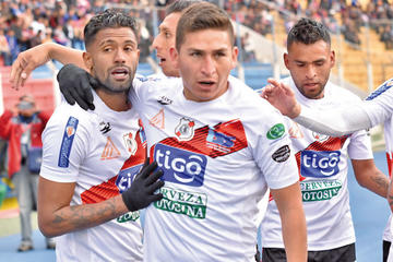 Los jugadores del equipo potosino se abrazan tras el tanto de la victoria.