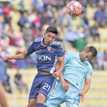 Ricardo Orihuela y Leonel Justiniano chocan por el balón