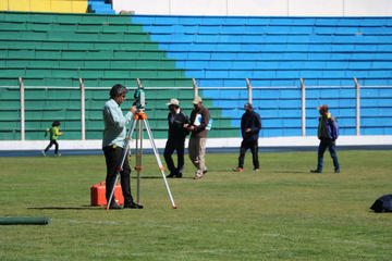 Representantes de la Conmebol durante su visita al campo de juego.