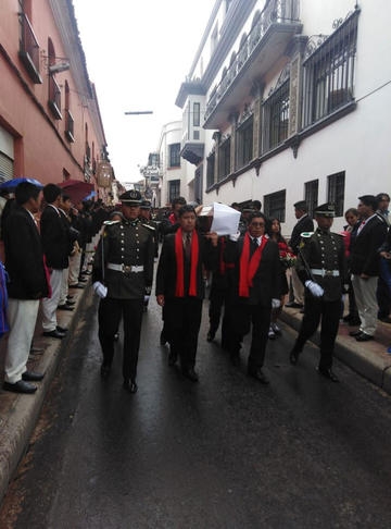 Pese a la lluvia hubo masivo acompañamiento a los féretros.