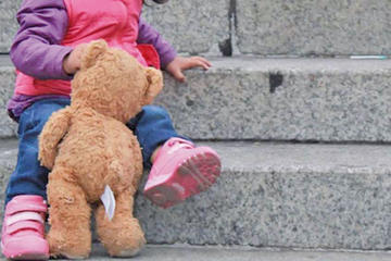 Una niña de tres años es apuñalada por su abuelo